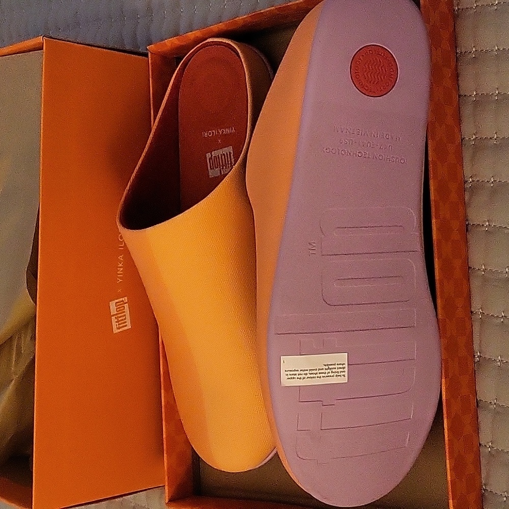 NIB Fitflop Limited Edition Slippers